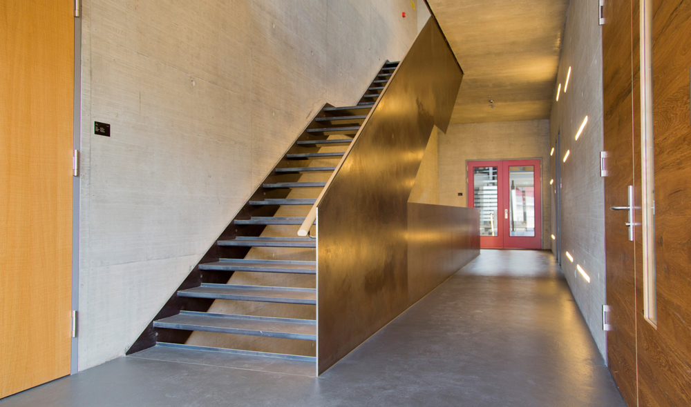 Ein Gang mit mehreren Brandschutztüren