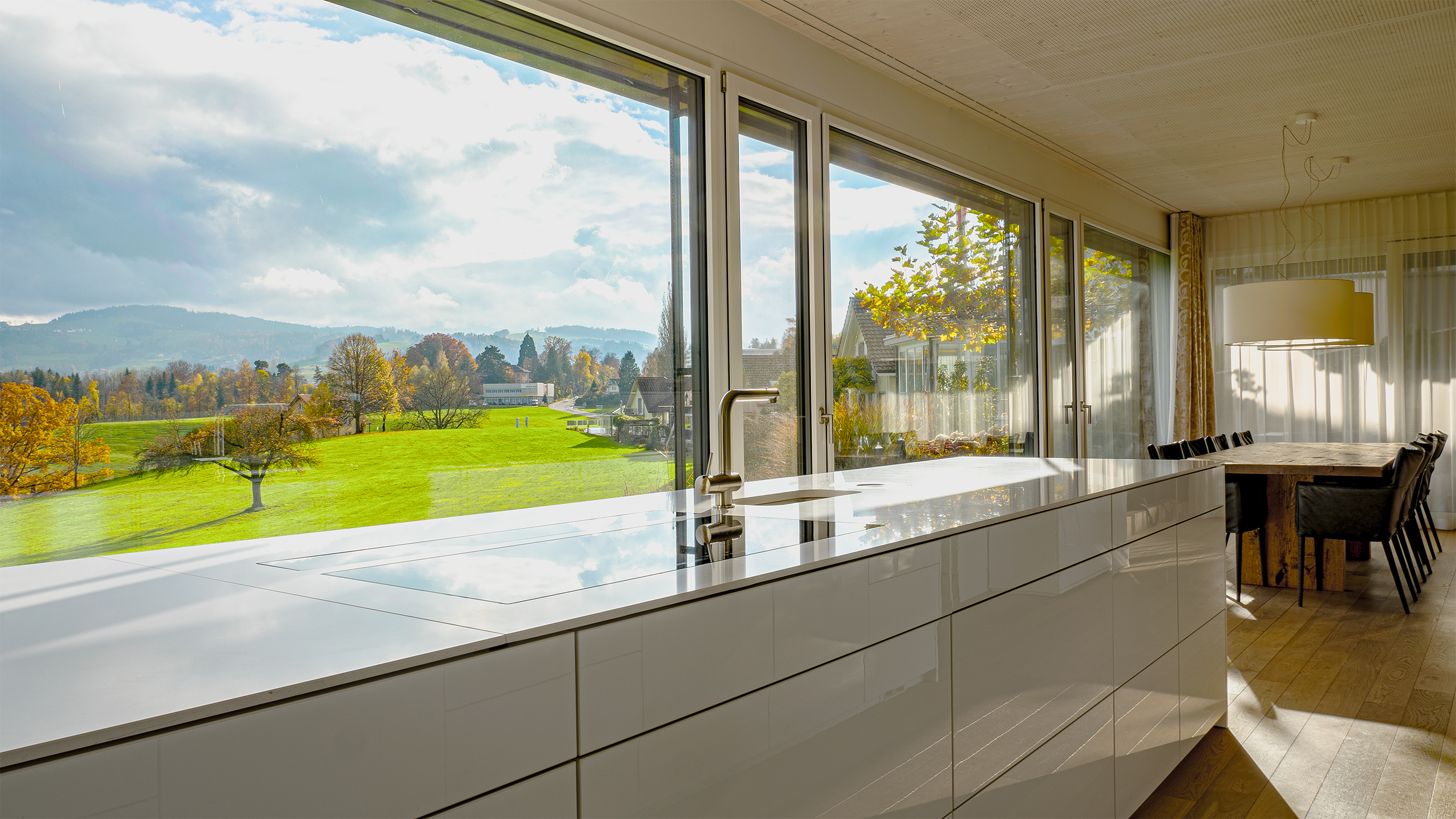 helle Küche mit Blick ins Grüne